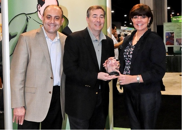 Seth Pemsler, Vice President, Retail/International, IPC (middle), accepts Progressive Grocer Commodity Board Retail Leadership Award from Meg Major, Editor in Chief, Progressive Grocer. Also pictured is Ned Bardic, Senior Vice President, Progressive Grocer.